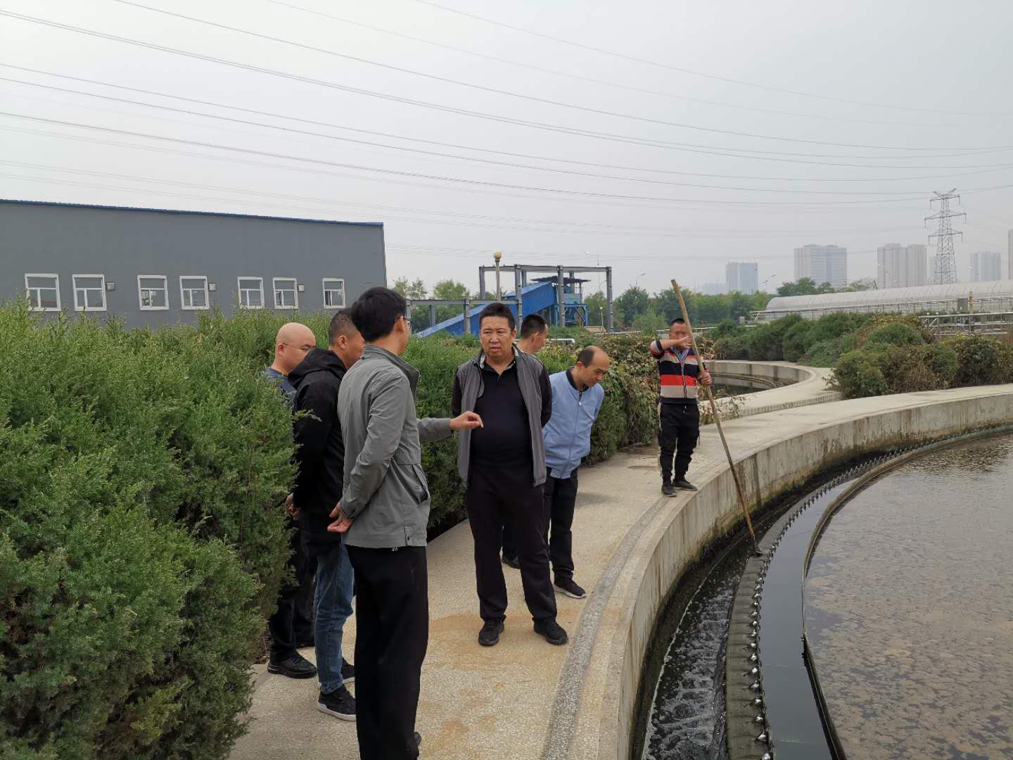 公司總經(jīng)理王建人在供水、污水生產(chǎn)一線開展風(fēng)險(xiǎn)隱患排查 (2).jpg