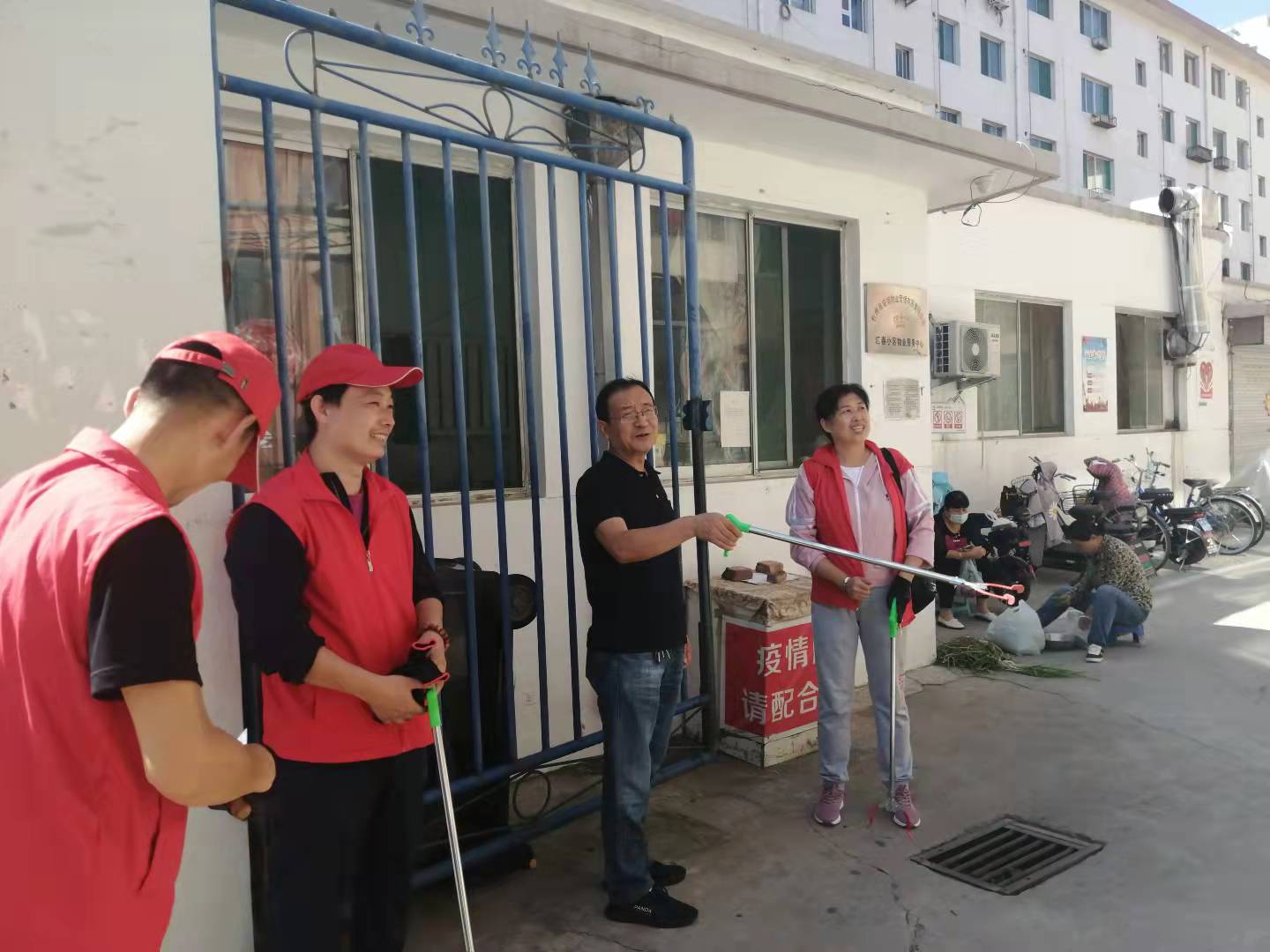 01-9月9日黨委委員、財務總監(jiān)辛建人在匯春小區(qū)檢查指導志愿者服務.jpg